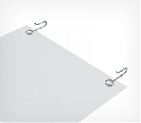 КАРМАН ПОДВЕСНОЙ ДЛЯ ПОДВЕШИВАНИЯ ИЗ ЛИСТОВОГО ПЛАСТИКА 0,3 ММ.  ИМЕЕТ ДВА ВСТРОЕННЫХ КРЮЧКА ДЛЯ ПОДВЕШИВАНИЯ.  ЯВЛЯЕТСЯ АЛЬТЕРНАТИВОЙ ПЛАСТИКОВЫМ РАМКАМ В СЛУЧАЯХ РАЗМЕЩЕНИЯ РЕКЛАМНО-ИНФОРМАЦИОННЫХ НОСИТЕЛЕЙ НА ПОДВЕСНЫХ СИСТЕМАХ.